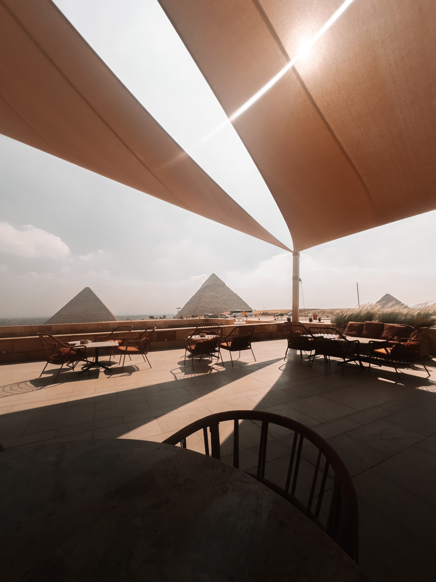 Terrasse face aux pyramides