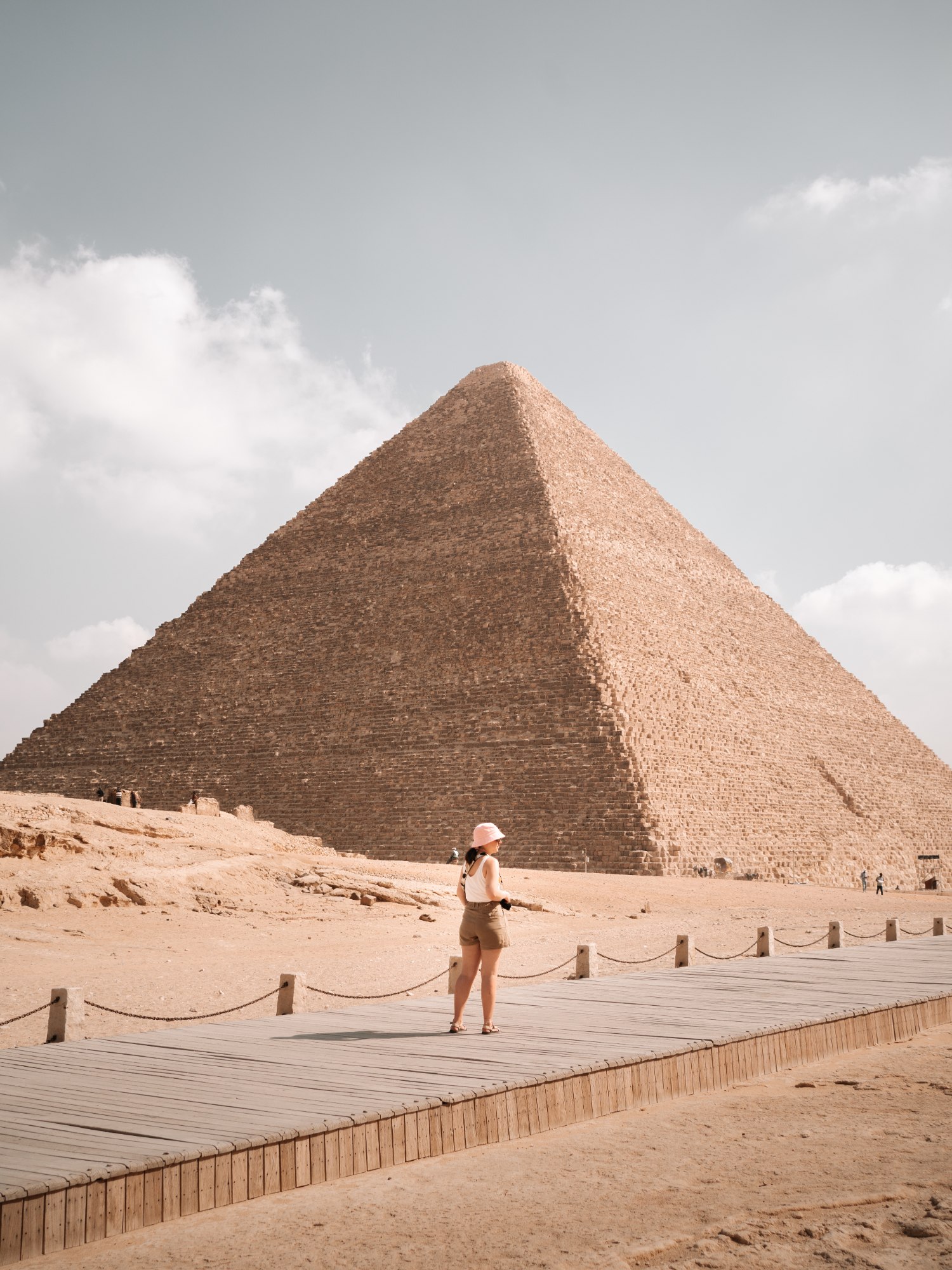 Au pied de la pyramide
