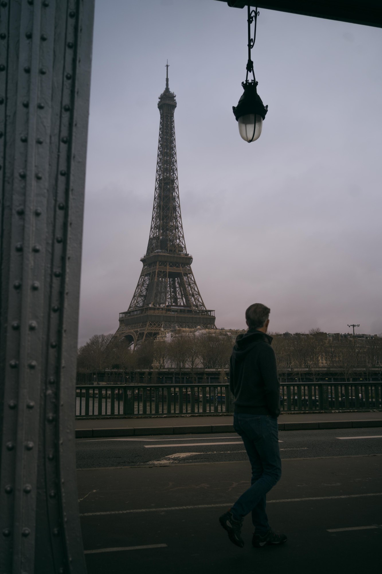 Un pas devant la tour Eiffel